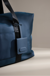 Etiquette a bagage avec traceur integre ambiance