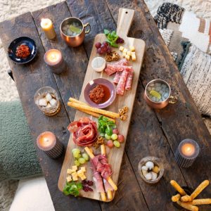 Maxi planche aperitive en acacia ambiance